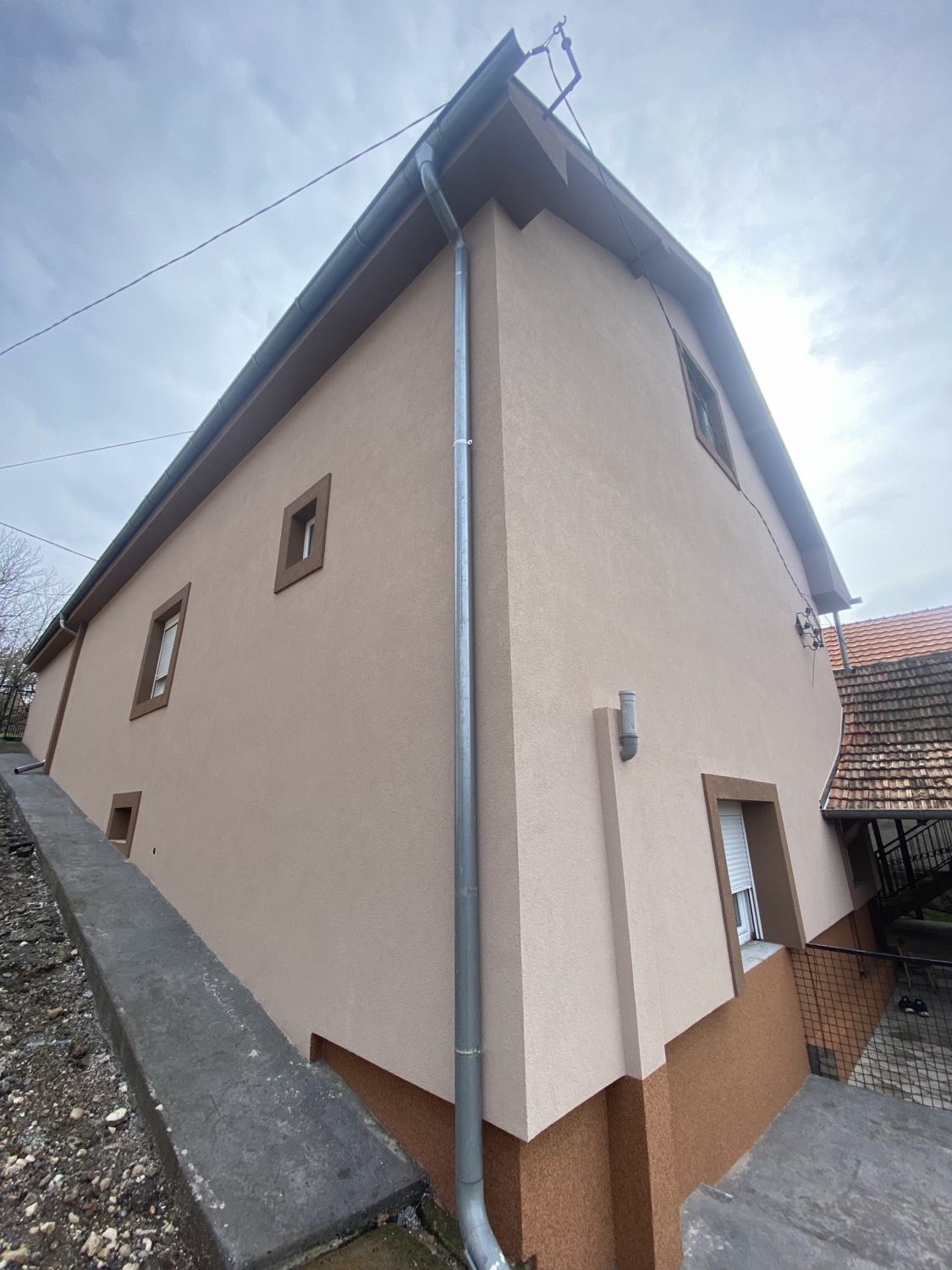 Bočna fasada sa kontrastnim sokl