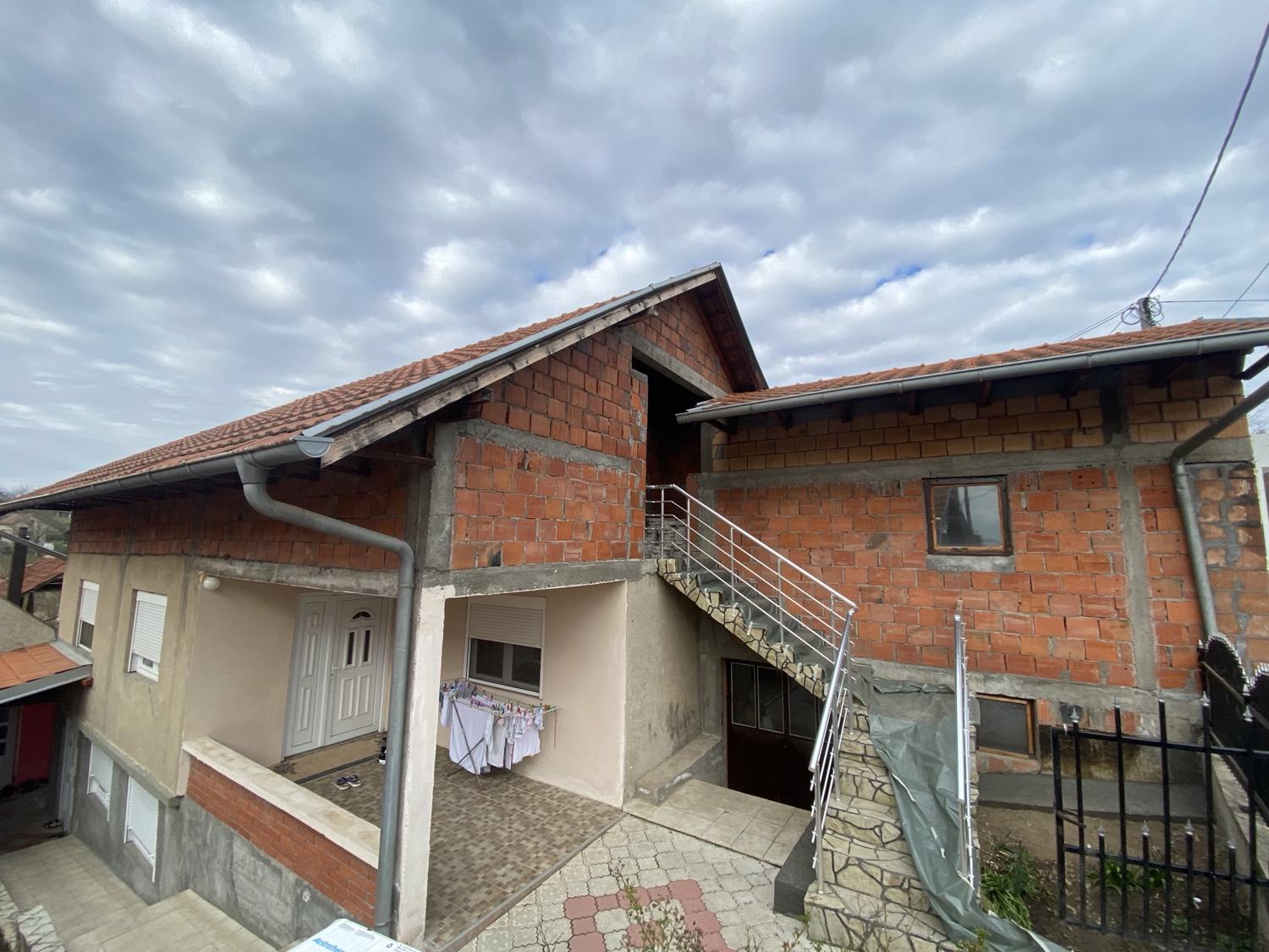 Fasada u izradi, kuća sa dva krova