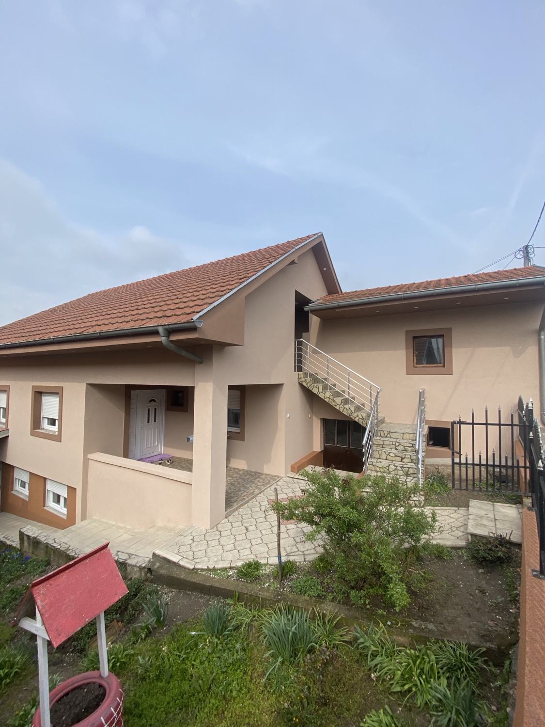 Porodična kuća sa završenom fasadom
